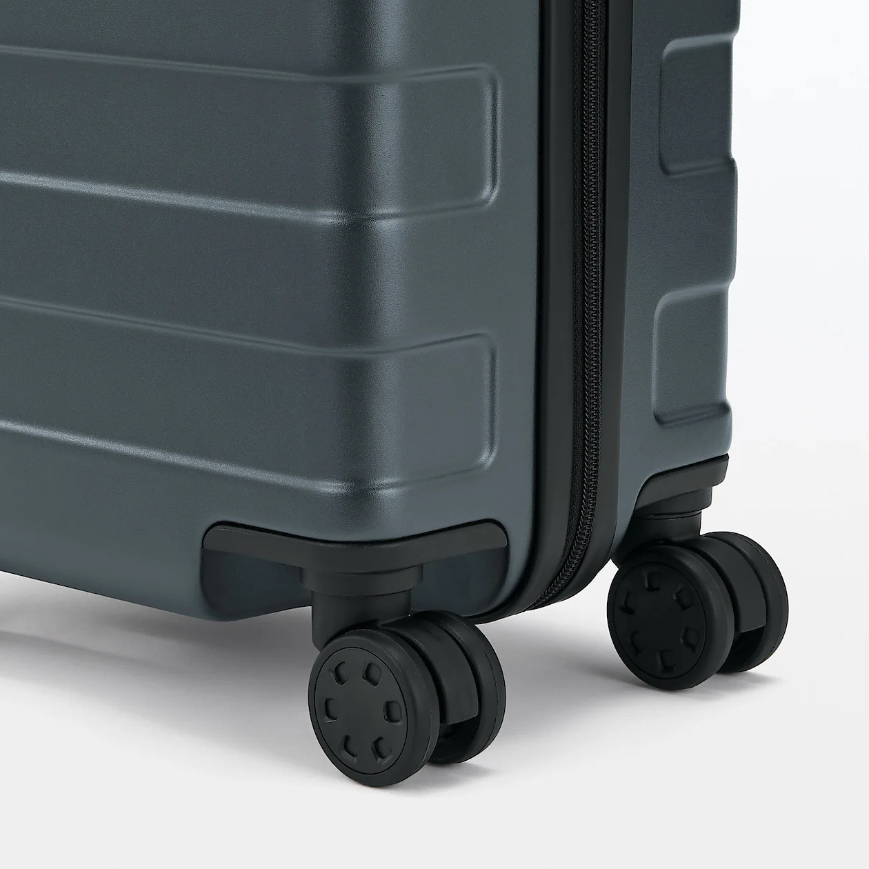Hard Shell Suitcase - 20L (47cm) - Image 23