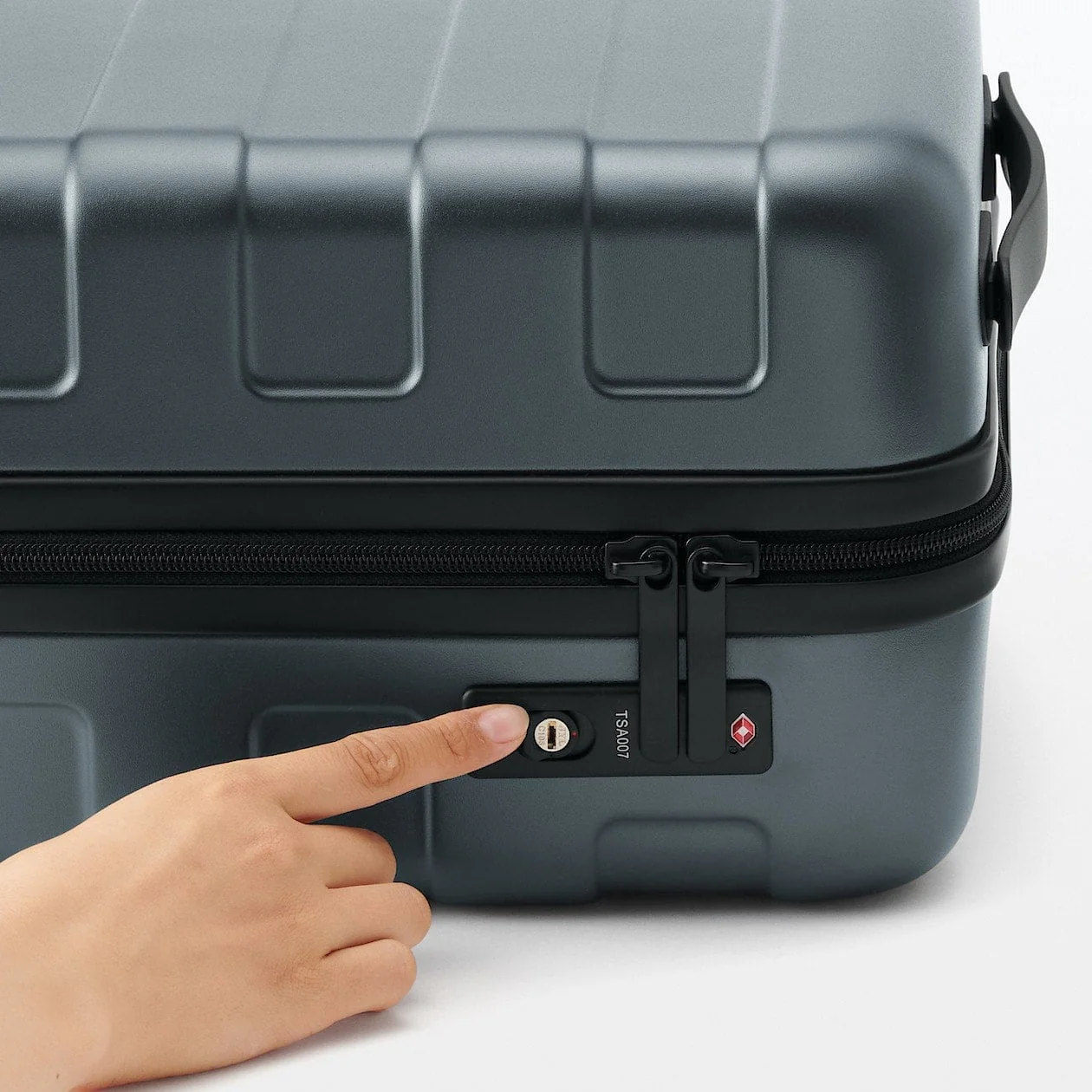 Hard Shell Suitcase - 20L (47cm) - Image 25