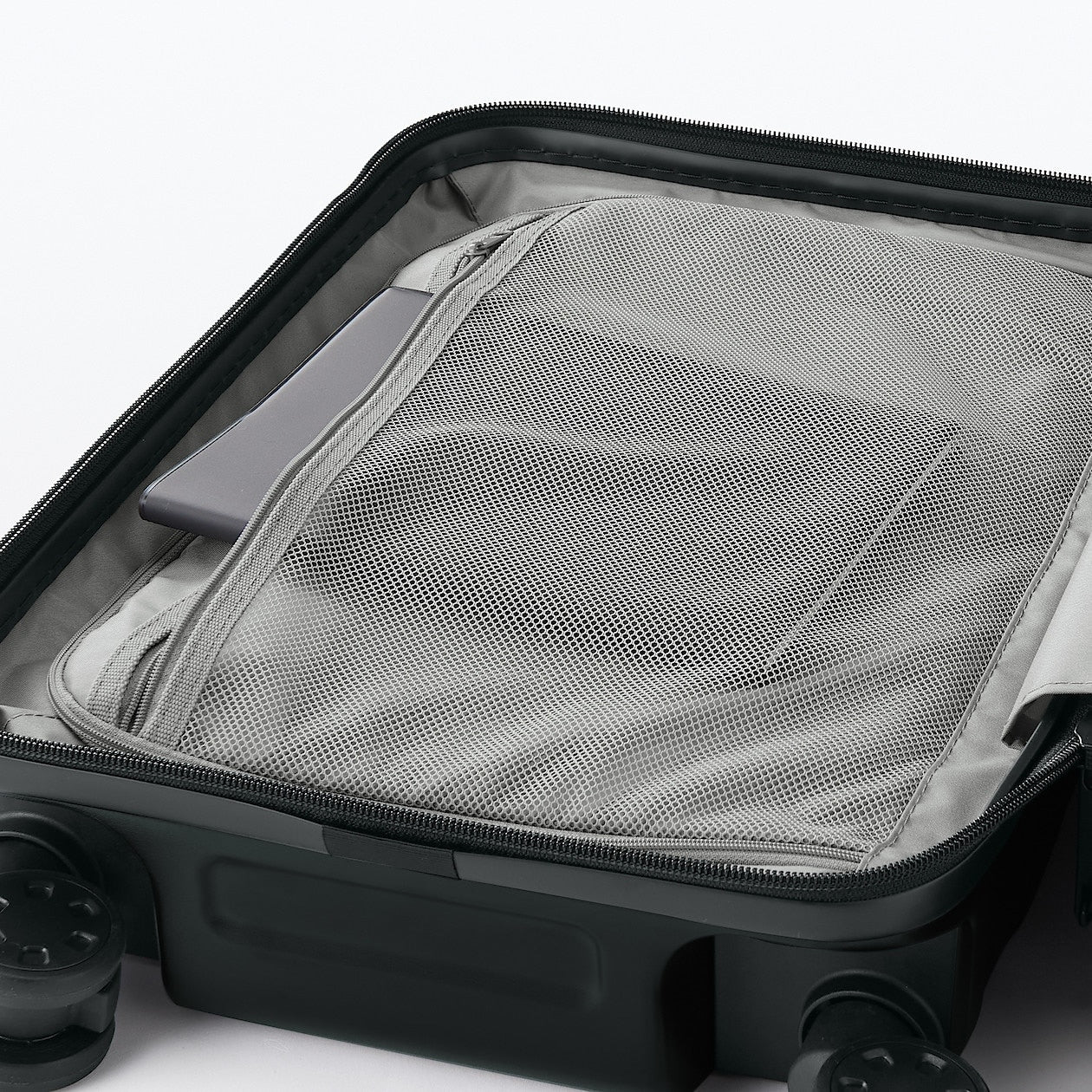 Hard Shell Suitcase - 20L (47cm) - Image 38