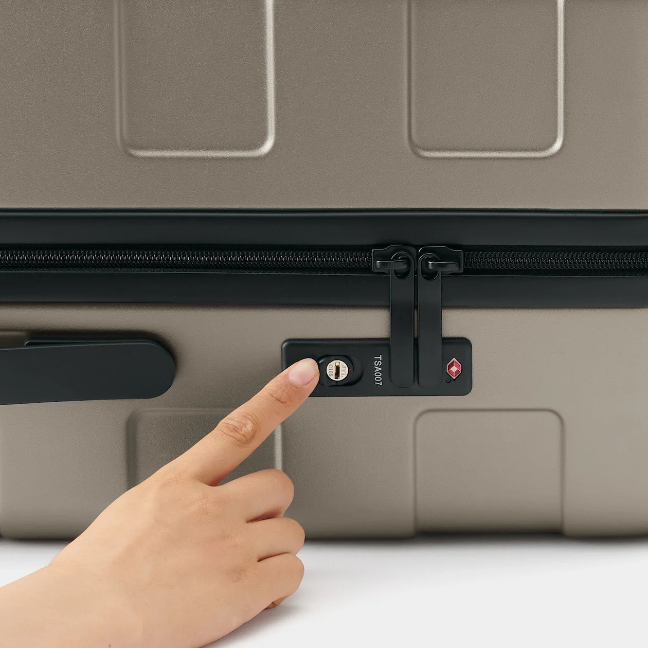 Hard Shell Suitcase - 75L (71.5cm) - Image 106