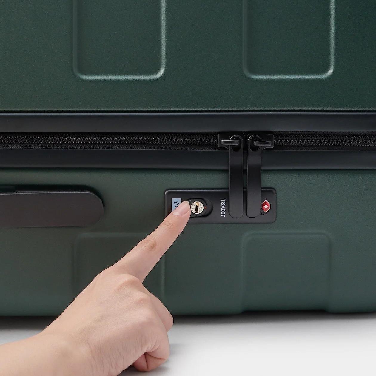 Hard Shell Suitcase - 75L (71.5cm) - Image 11