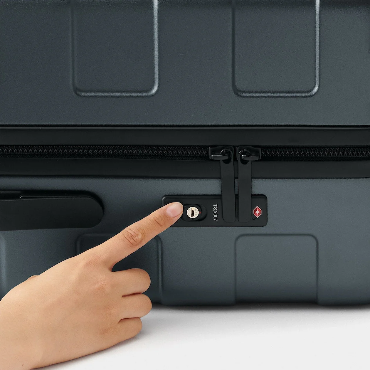 Hard Shell Suitcase - 75L (71.5cm) - Image 117