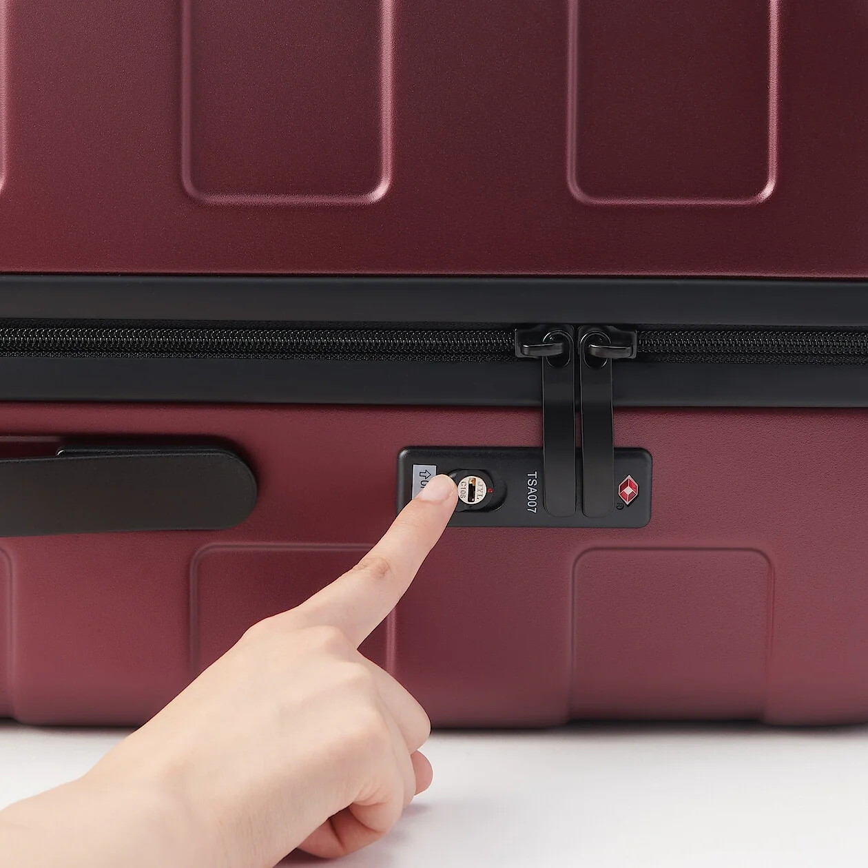 Hard Shell Suitcase - 75L (71.5cm) - Image 30