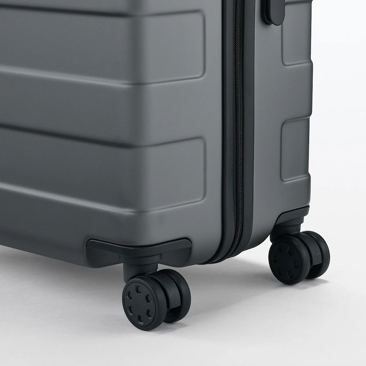 Hard Shell Suitcase - 75L (71.5cm) - Image 67