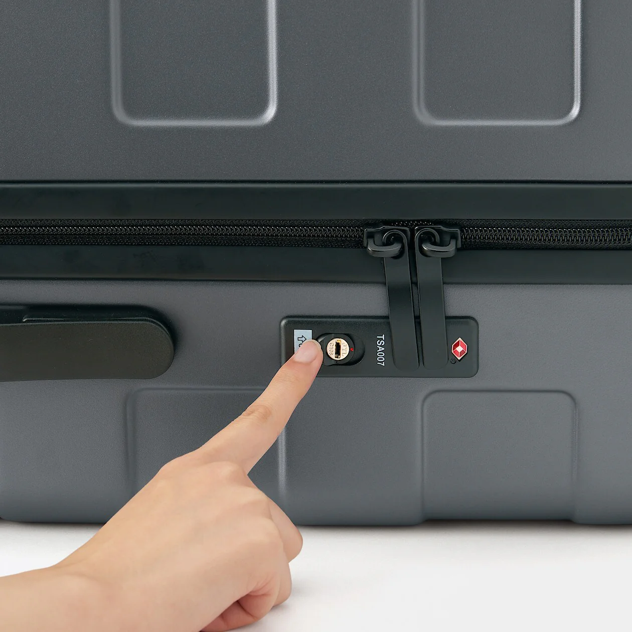 Hard Shell Suitcase - 75L (71.5cm) - Image 69