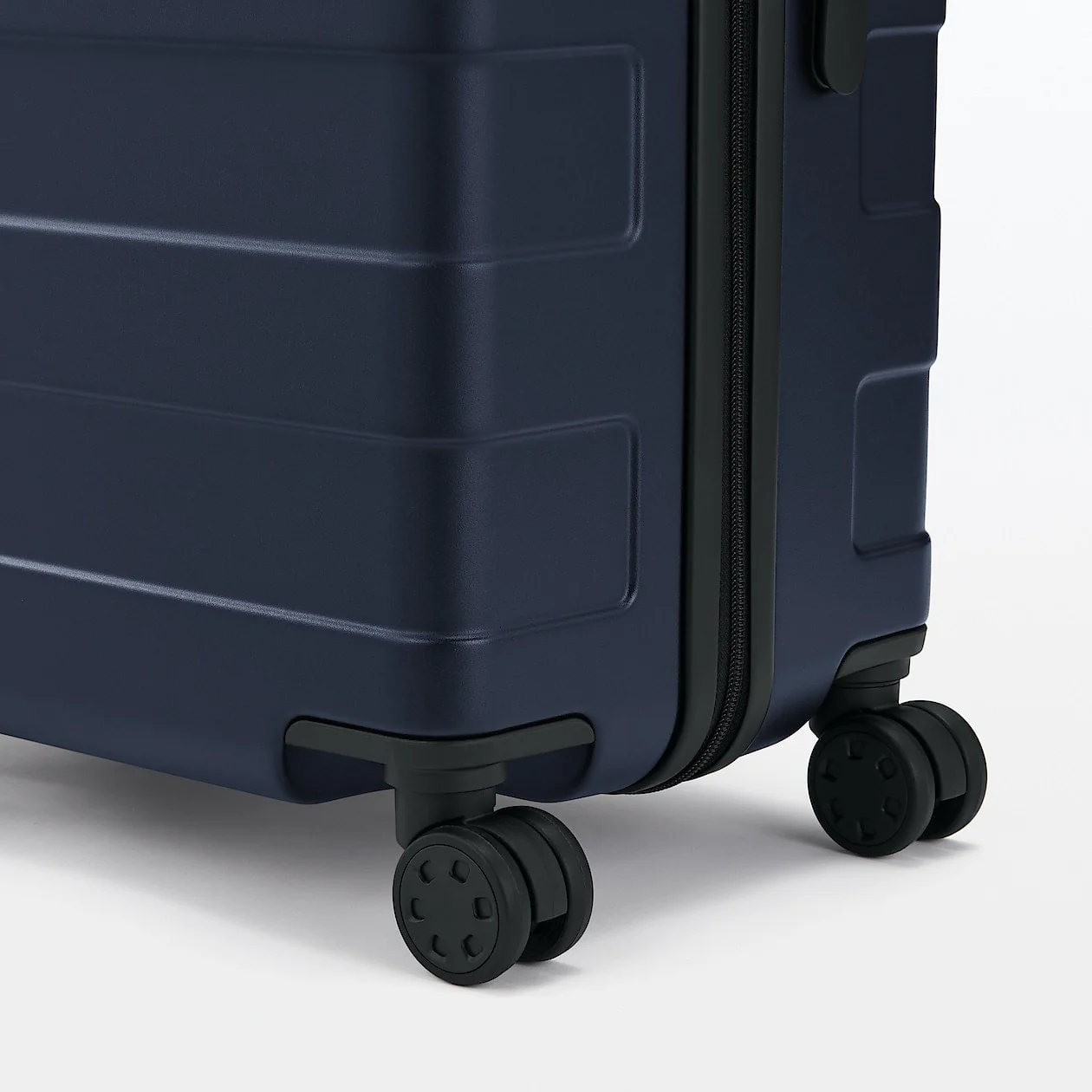 Hard Shell Suitcase - 75L (71.5cm) - Image 81