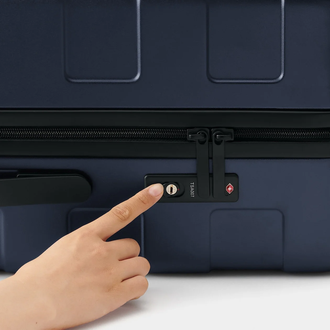 Hard Shell Suitcase - 75L (71.5cm) - Image 83